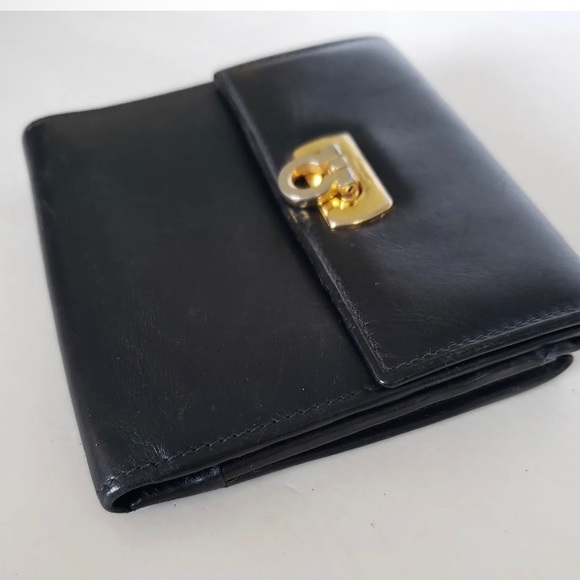 Salvatore Ferragamo Gancini
Wallet Card Bill Coin Black
Leather Medium Kisslock - Picture 8 of 14